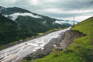 uma bela fotografia de paisagem com as montanhas do cáucaso na geórgia. foto