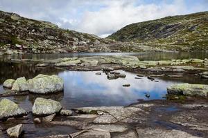 cenas coloridas de montanha na noruega. bela paisagem da noruega, escandinávia. paisagem montanhosa da noruega. natureza no verão. foto