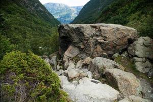 cenas coloridas de montanha na noruega. bela paisagem da noruega, escandinávia. paisagem montanhosa da noruega. natureza no verão. foto