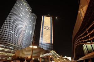 o centro azrieli em tel aviv, israel iluminado à noite foto