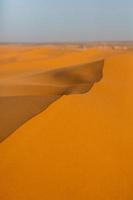 belas dunas de areia no deserto do saara em marrocos. paisagem na África no deserto. foto