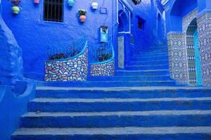 rua azul e casas em chefchaouen, marrocos. bela rua medieval colorida pintada em cor azul suave. foto