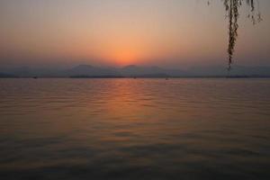 pôr do sol no oeste lago hangzhou china