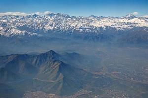 vista aérea dos andes e santiago com poluição atmosférica, chile foto