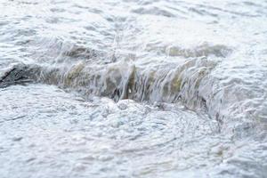 a água flui em um córrego na estação chuvosa. foto