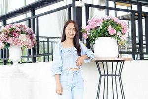 mulher asiática sorrindo alegremente em um café foto