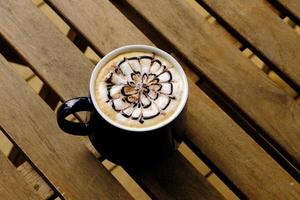 mocha quente na mesa de madeira foto