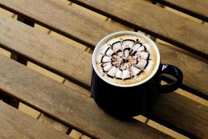 mocha quente na mesa de madeira foto