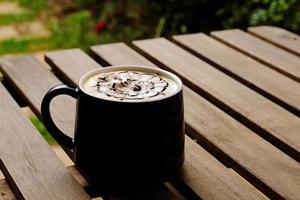 mocha quente na mesa de madeira foto