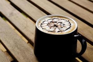 mocha quente na mesa de madeira foto