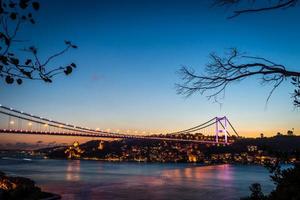 ponte do bósforo à noite Istambul / Turquia