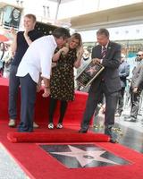 los angeles 22 de agosto - rob stringer, simon cowell, kelly carkson, leron gubler na cerimônia da estrela de simon cowell na calçada da fama de hollywood em 22 de agosto de 2018 em los angeles, ca foto