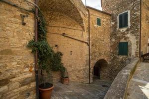 um beco no centro histórico campiglia marittima livorno toscana itália foto