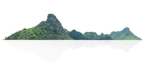 colina de montanha rochosa com floresta verde isolar no fundo branco foto