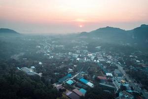 bela vista da cidade litorânea de krabi foto