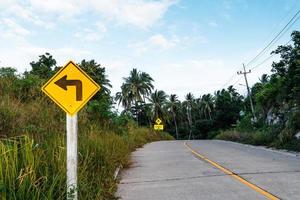 estrada da ilha e coqueiros foto