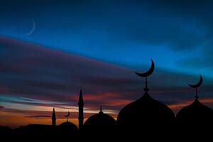 cúpula de mesquitas no céu crepúsculo azul escuro e lua crescente no fundo, símbolo religião islâmica ramadã e espaço livre para texto árabe, eid al-adha, eid al-fitr, mubarak, muharram islâmico de ano novo foto