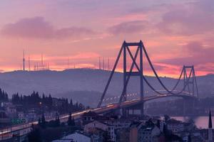 ponte do Bósforo e tráfego ao amanhecer foto