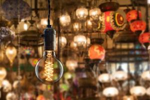 lâmpada incandescente vintage no mercado de equipamentos de luz em Istambul