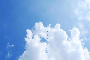 skyscape com nuvens e fundo de céu azul foto