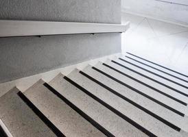 escada de mármore branco com trilho de metal. foto