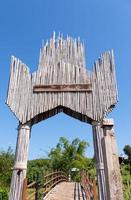 arco de bambu alto na ponte de bambu. foto