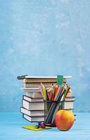conjunto de material escolar colorido, livros e cadernos. acessórios de papelaria. foto
