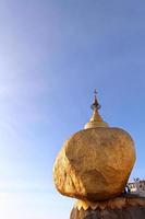 rocha dourada - pagode de kyaiktiyo, myanmar.
