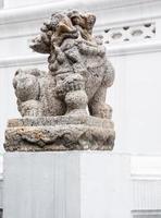 estátua de leão de pedra no estilo tradicional chinês. foto