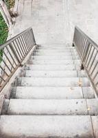 escada de concreto velha com trilho de metal. foto