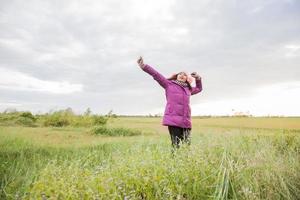 jovem estava jogando em um campo de flores no ar de inverno. foto