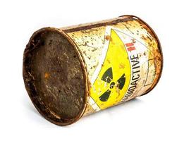 sinal de aviso de radiação no recipiente de forma de cilindro velho enferrujado de material radioativo foto