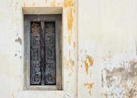 janela de madeira velha com os padrões esculpidos. foto