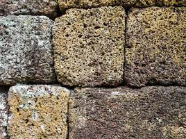 closeup da parede de tijolos de laterita. foto