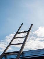 escada de bambu sob o céu azul claro. foto