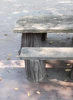 conjunto de mesa de concreto é parecido com o de madeira. foto