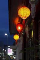 lanternas chinesas no centro da cidade foto