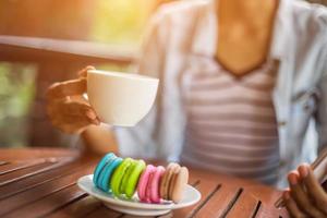 biscoitos de dia dos namorados com café na mesa de madeira. imagem tonificada foto