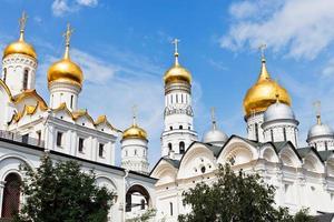 cúpulas de ouro das catedrais do kremlin de Moscou foto