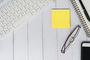 diretamente acima vista da mesa de escritório com nota adesiva. copie o espaço. foto