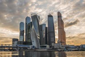 centro de negócios-cidade de Moscou ao pôr do sol.