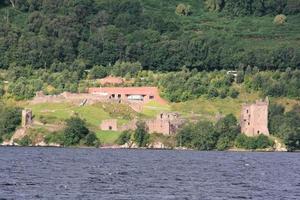 uma vista do castelo de urquhart na margem do lago ness foto