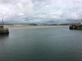 uma vista do porto de padstow em cornwall foto