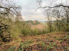 uma vista da zona rural de cheshire em peckforton hills foto