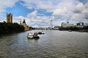 uma vista do rio Tamisa em londres foto