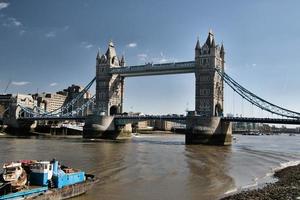 uma vista da ponte da torre em londres do outro lado do rio Tamisa foto