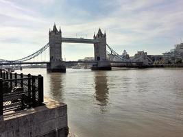 uma vista da ponte da torre em londres do outro lado do rio Tamisa foto