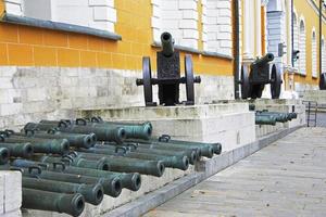 canhões de artilharia antiga no kremlin de Moscou, rússia foto