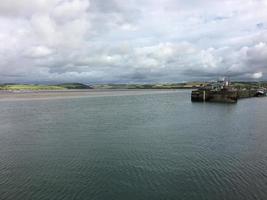 uma vista do porto de padstow em cornwall foto