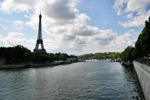 uma vista de paris mostrando o rio Sena pela conciergerie foto